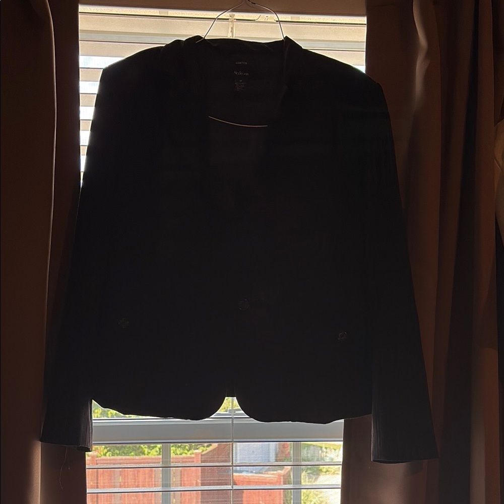Classic Black Blazer with Structured Silhouette